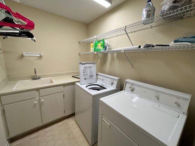 Building Photo - Charming 2BD, 2BA Durham Townhome South of Duke University