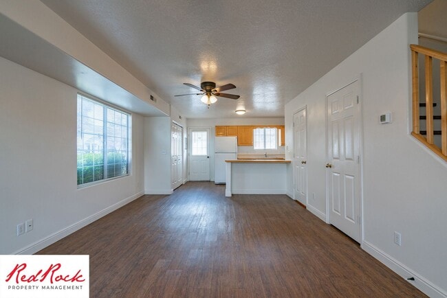 Building Photo - 2 Bedroom Townhome Available