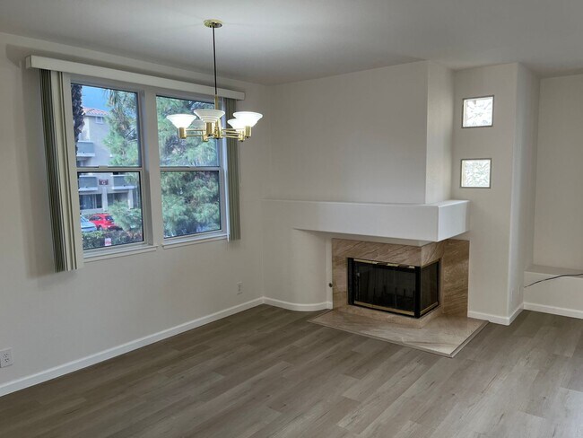 Building Photo - Remodeled Townhome in the Heart of Cupertino!
