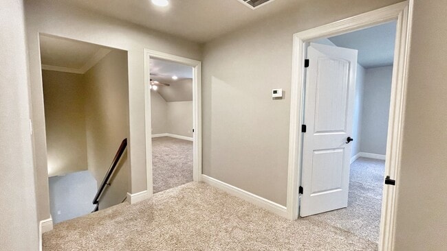 Building Photo - 1501 NE Greenbrier Ct