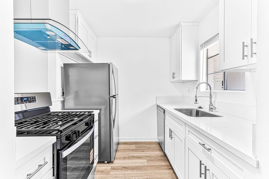 Building Photo - 1070 Loma Ave