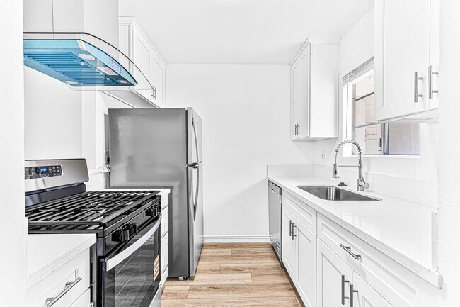 Interior Photo - 1070 Loma Ave