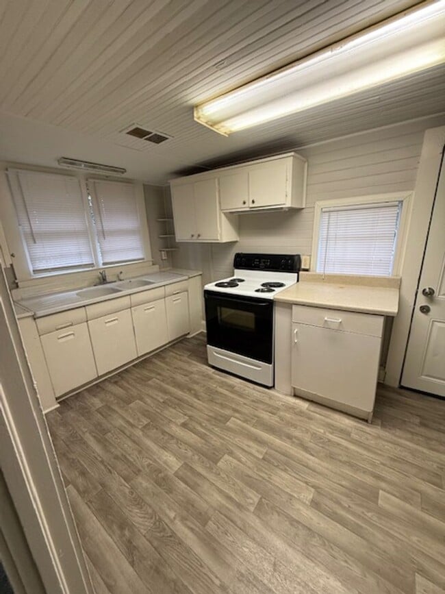 Building Photo - 2 Bedroom, 1.5-bathroom house