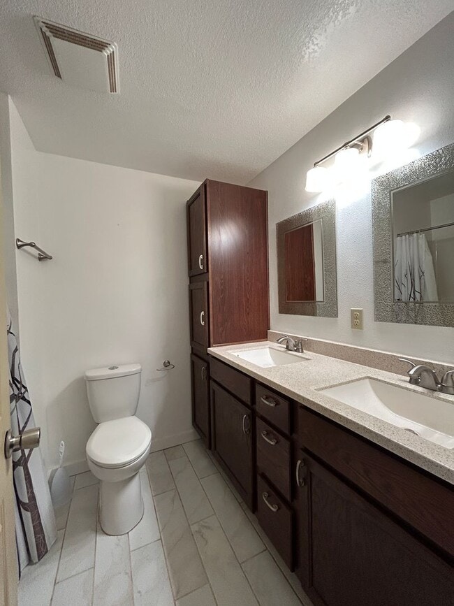 Building Photo - 4 Bedroom / 2 Bathroom Home in SW Redmond