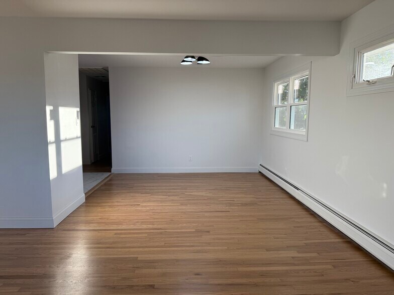 Building Photo - 6 Oak Ln