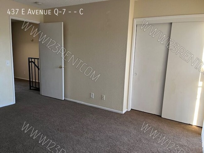 Building Photo - 2 Bedroom / 1.5 Bath Townhouse East Palmdale