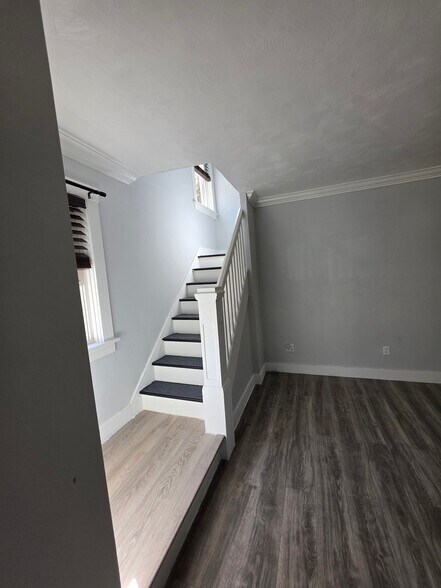 Building Photo - 1424 Swantek St