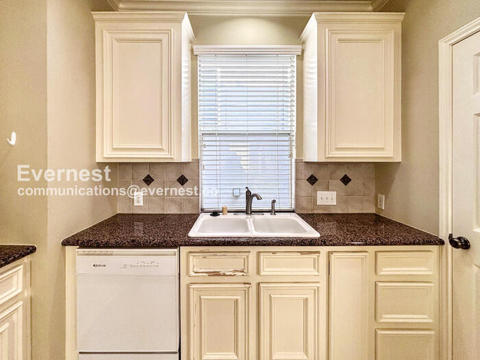 Building Photo - 2244 La Branch St