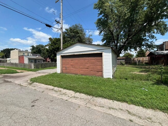 Building Photo - "Charming 2-Bed/ 1 bath 2nd Floor Retreat on Pennsylvania Avenue – with wood floors and a usable ...