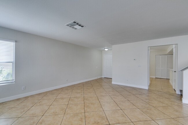 Building Photo - Charming 3 bedroom, 2.5 bathroom home near Summerlin