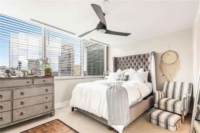 Building Photo - 700 Park Regency Pl NE