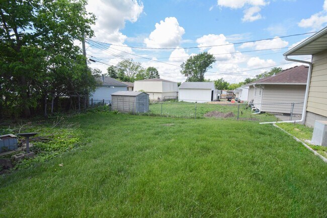 Building Photo - Charming 2-Bedroom Home with Natural Light...