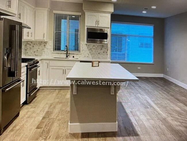 Building Photo - Built in 2019! Stunning 4/3.5 tri-level home minutes from Downtown Campbell!