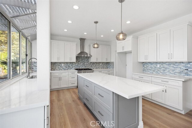 Building Photo - 2 Crystalglen