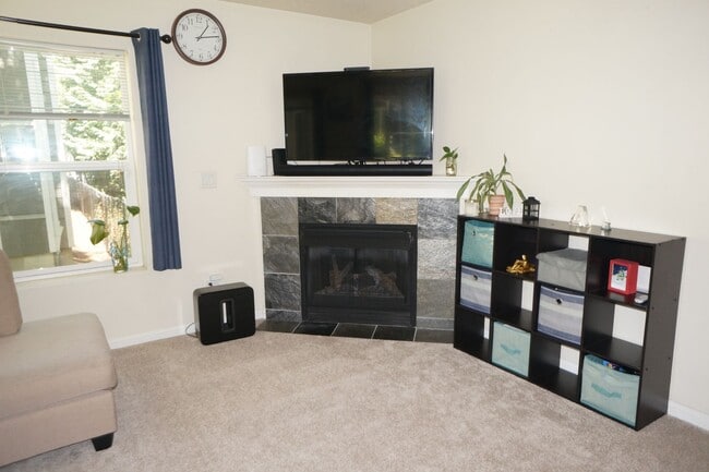 Building Photo - Beautiful Beaverton Townhouse