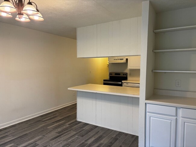 Building Photo - 3 Bedroom 2 Bath