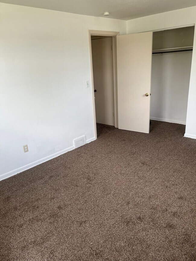 Building Photo - 3bd Maple Townhome Cash Pay/SECTION 8