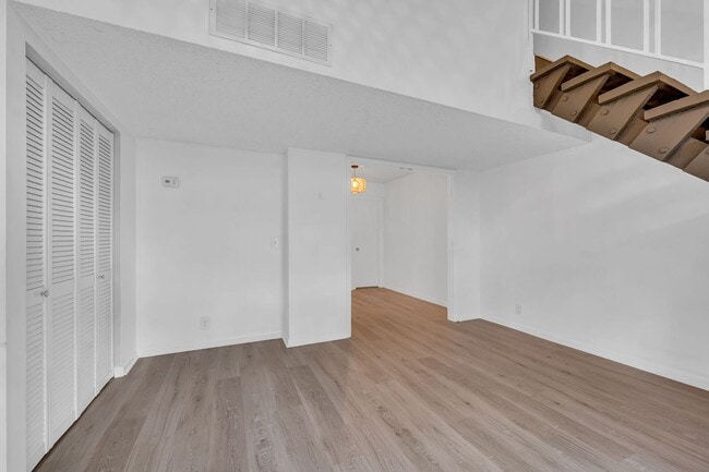 Building Photo - Great corner studio location in Belle Forest.