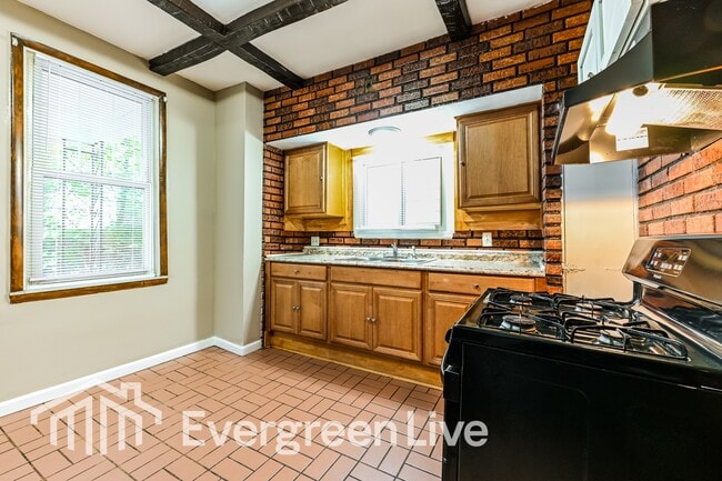 Building Photo - 446 N School St