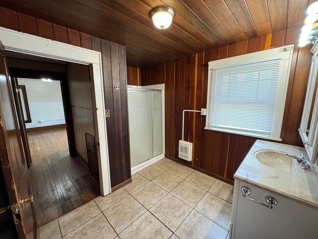 Building Photo - 4 Bedroom/ 2 Bathroom House - Downtown - A...