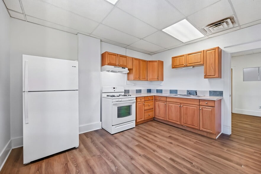 Building Photo - 5 S Parish Ave