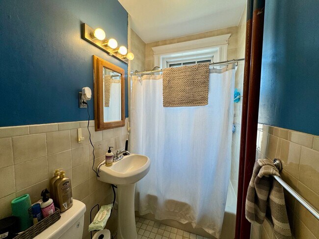 Building Photo - Spacious Cambridge 1 Bed