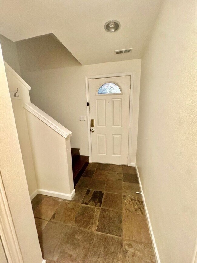 Building Photo - Spacious 2-Bed Townhouse in Seattle’s Greenwood / Phinney Area