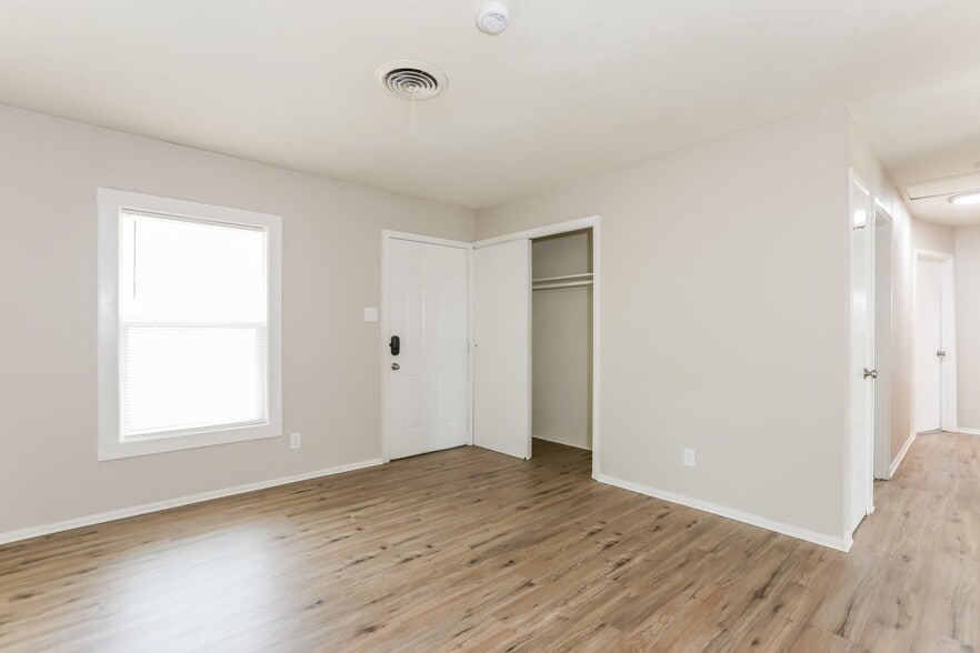 Building Photo - 922 W 54th St