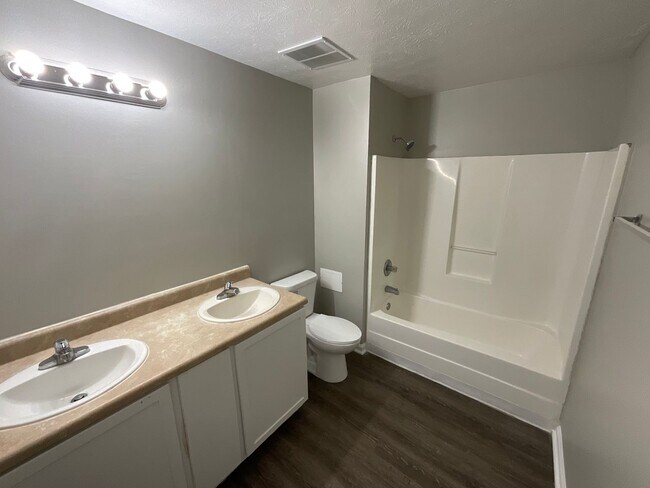 Building Photo - 4 Bed 2 Bath for Rent