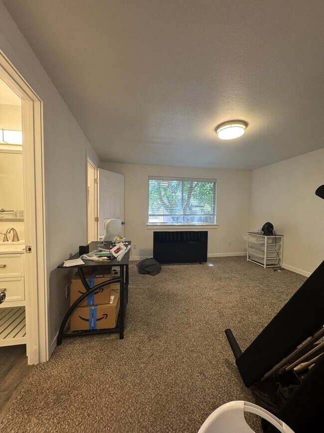 Building Photo - 3-Bedroom Home for Rent