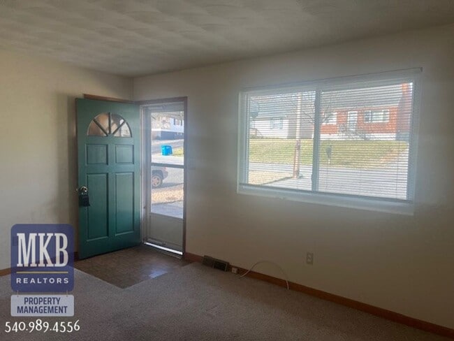 Building Photo - Garden City- 1 Bedroom duplex