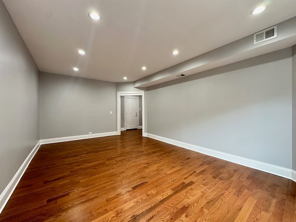 Building Photo - 1149 W Lunt Ave