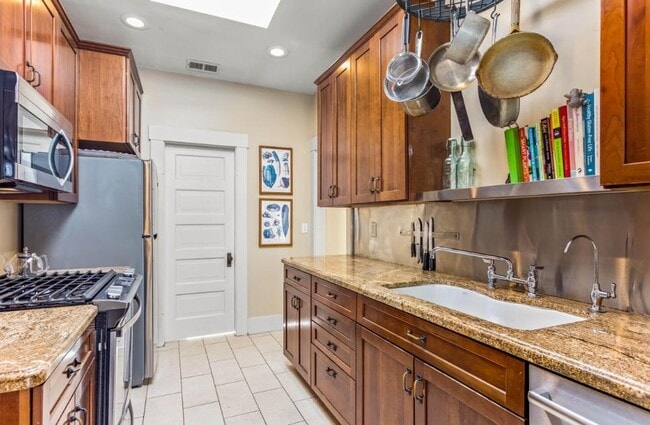 Building Photo - Elegant 2 bedroom 2 bath