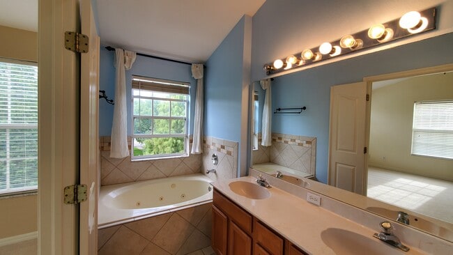 Building Photo - 3013 Pointeview Dr