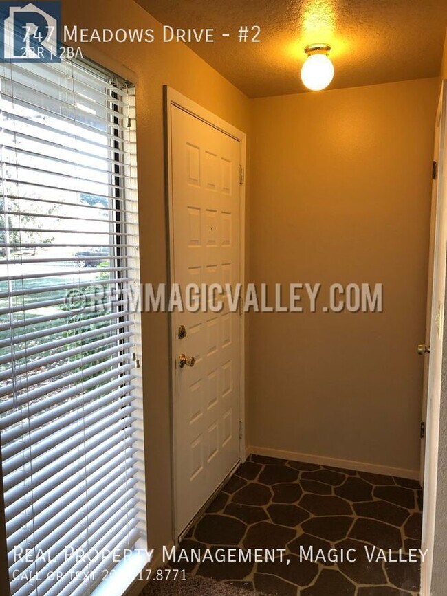 Building Photo - 747 Meadows Dr