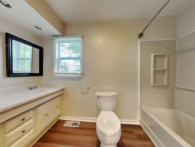 Building Photo - 4 bed 2 bath in Fishers!