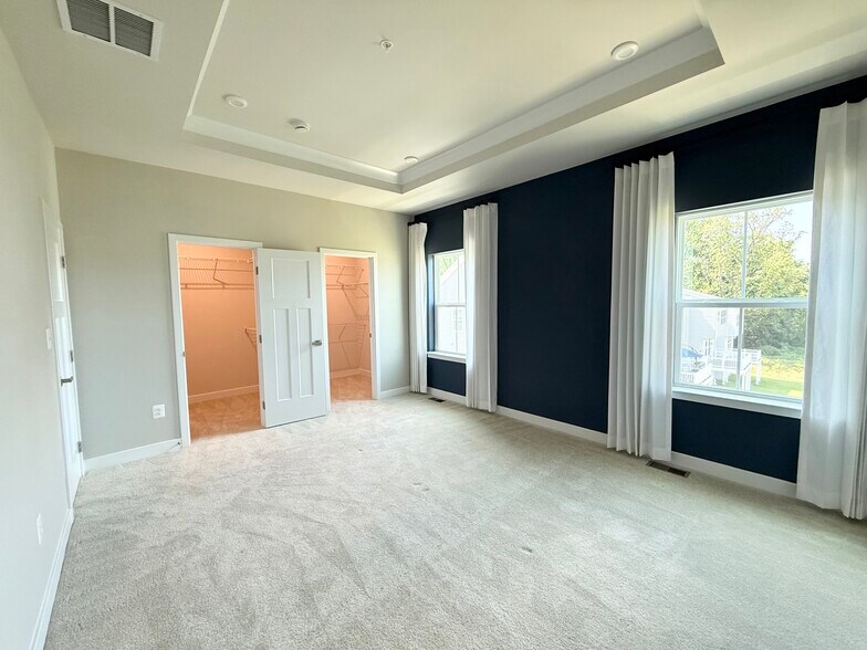 Master bedroom with his & her walk-in closets - 7841 Blackbriar Way