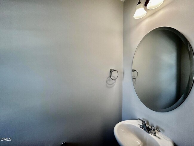 Building Photo - 154 Paramount Dr