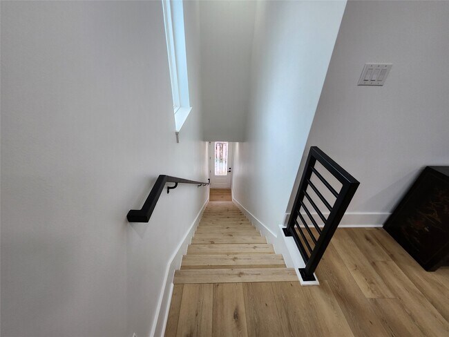 Building Photo - 207 Carl St