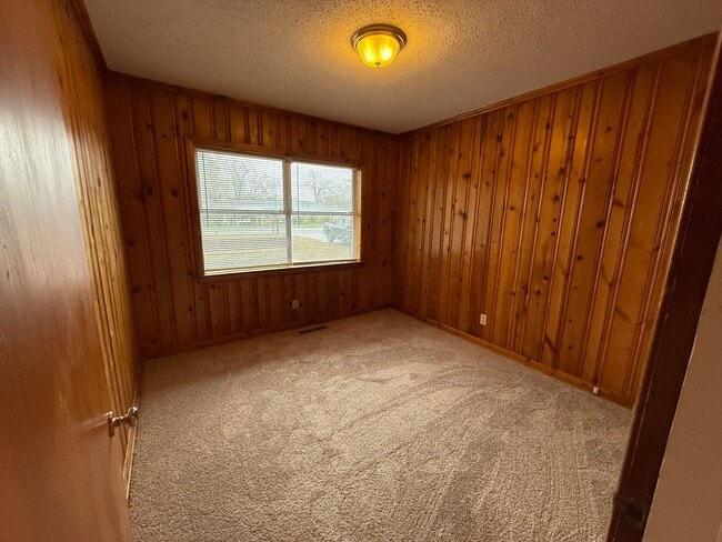 Building Photo - Great 3 bed 2 bath