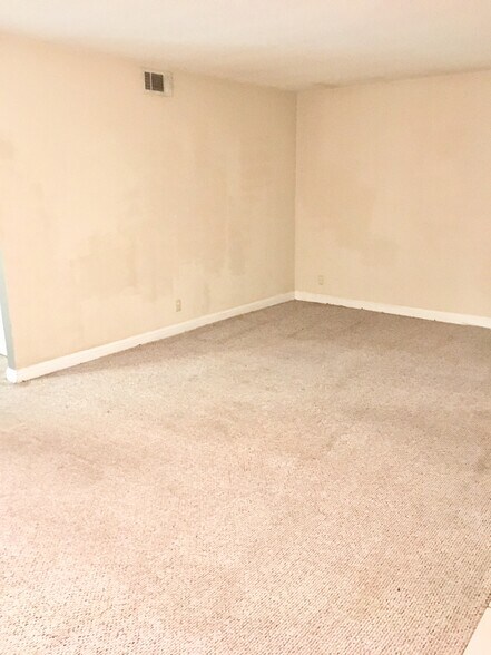 Building Photo - 2025 Benita Dr