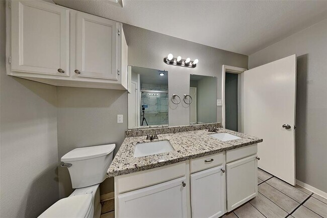 Building Photo - 2415 Pine Cone Dr