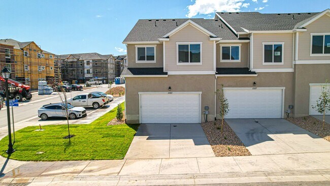 Building Photo - NEW *No Security Deposit Required Upfront!    2024 Townhome With Move In Special!