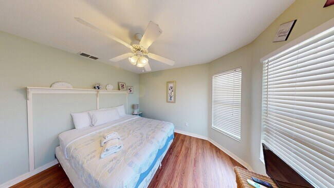 Building Photo - 4 BR 3 BA          POOL HOME    Highlands ...