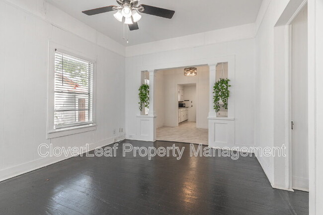 Building Photo - 323 Barrera St