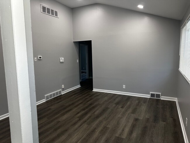 Building Photo - 3 BEDROOM HOME IN WARREN