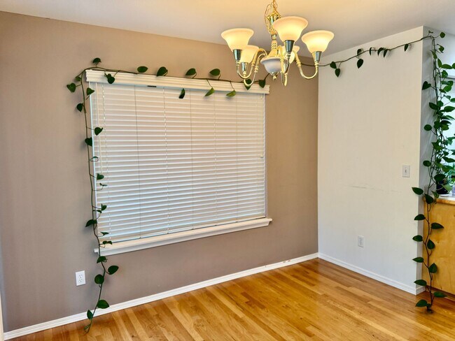 Building Photo - Bothell Townhouse