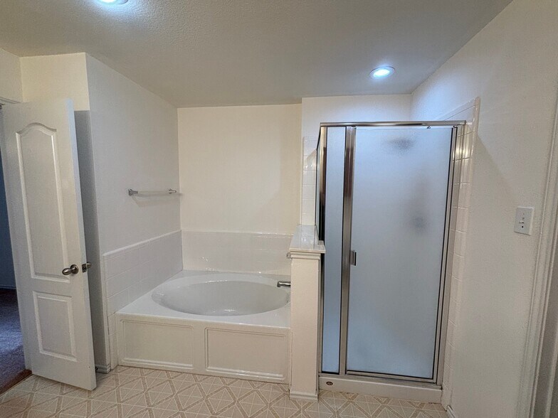 Building Photo - 1327 Falcon Hollow Ln