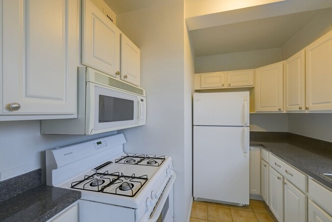 Building Photo - Great 1BR in Cathedral Heights! Fully furnished!