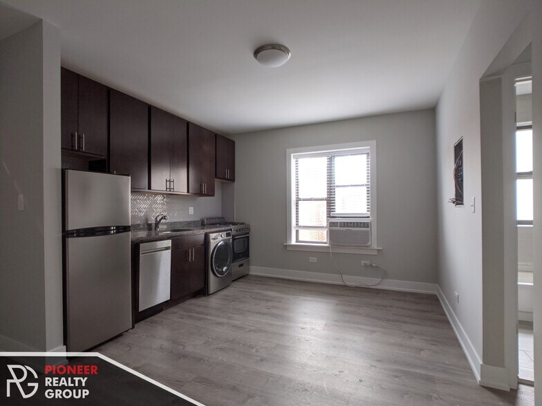 Building Photo - 423 W Belden Ave